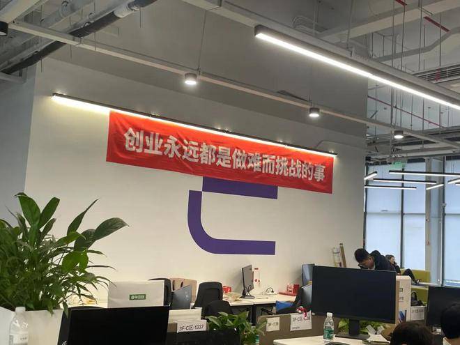 极越危机全复盘：哭泣的 CEO、摇摆的百度与被欠款的吉利